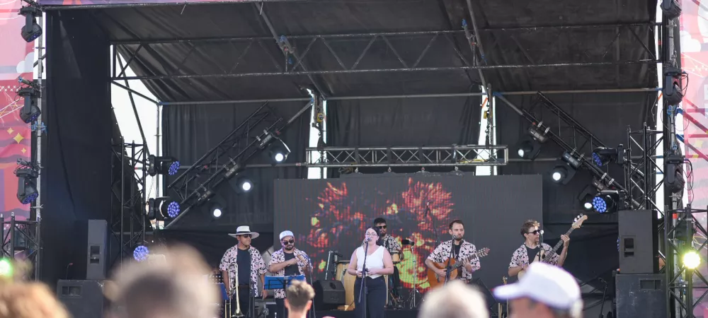 En vivo en Fiesta Nacional del Camaron y el Langostino con músicos invitados