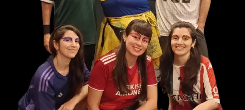 Se visualiza a los integrantes de la banda, seis personas. Cuatro mujeres y dos varones.