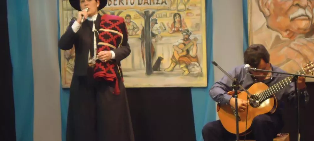 Folklore en Celeste y Blanco - Moreno