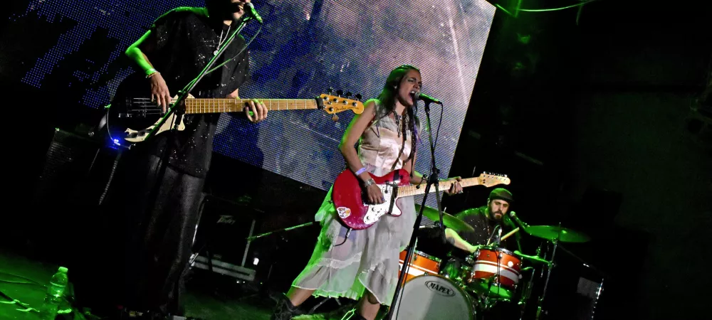 Banda en vivo en el escenario de Niceto