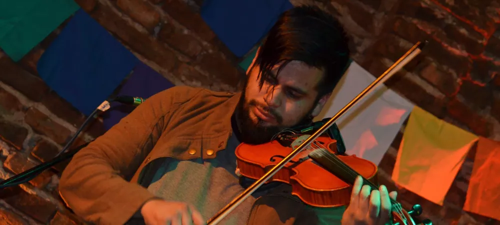 performance en vivo de un show en el Barrio Cultural