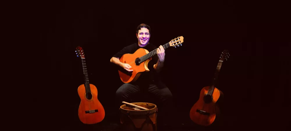 Martin Deferrari con sus guitarras, su bombo y su voz