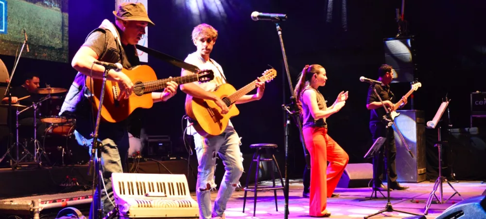 Milagros con la banda en la Fiesta Nacional del Gaucho