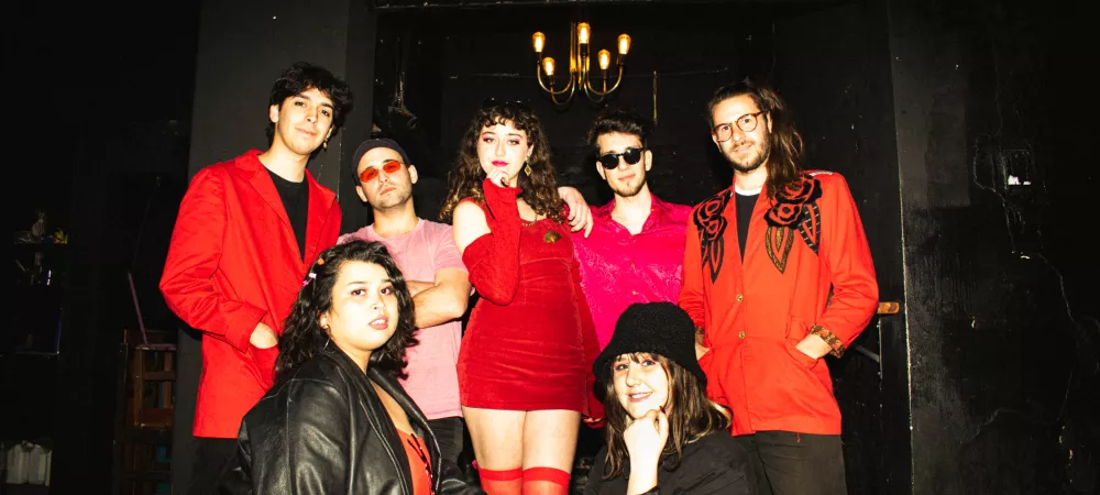 La banda lista para salir a tocar