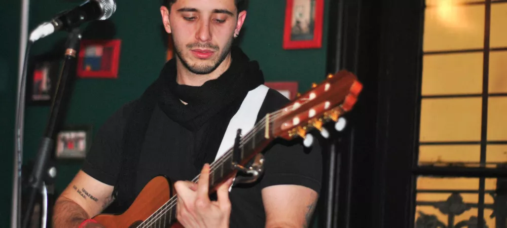 Foto de NER en vivo, acustico en bar La Caleta.