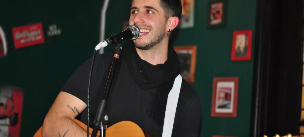 Foto de NER en vivo, acústico en bar La Caleta.