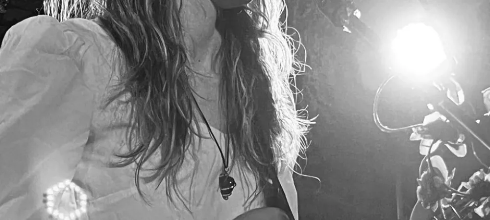 Imagen de la cantante y guitarrista tocando en vivo