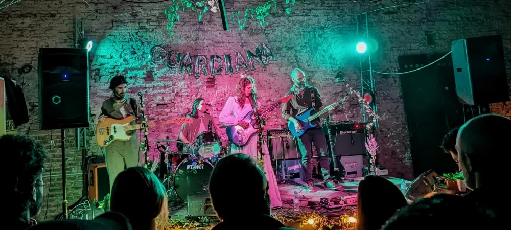 Imagen de la banda completa tocando en Casa Unclan