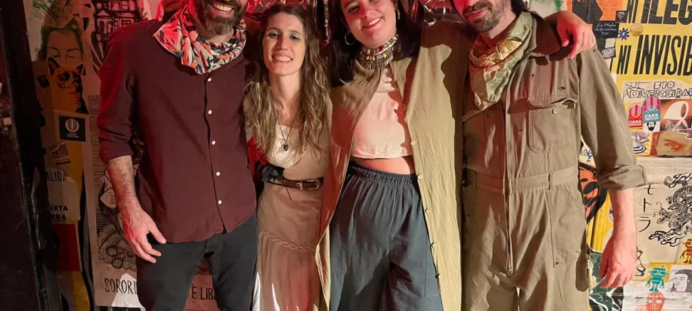 Fotografia de la banda, conformada por Agustin Dettbarn, Paula Román, Alessia Dinamarca y Fran Cadierno