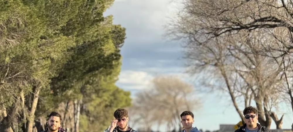 Foto de la banda en la entrada de nuestro pueblo
