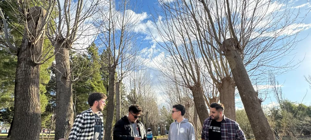Foto de la banda, en plena grabacion del videoclip de Al despertar