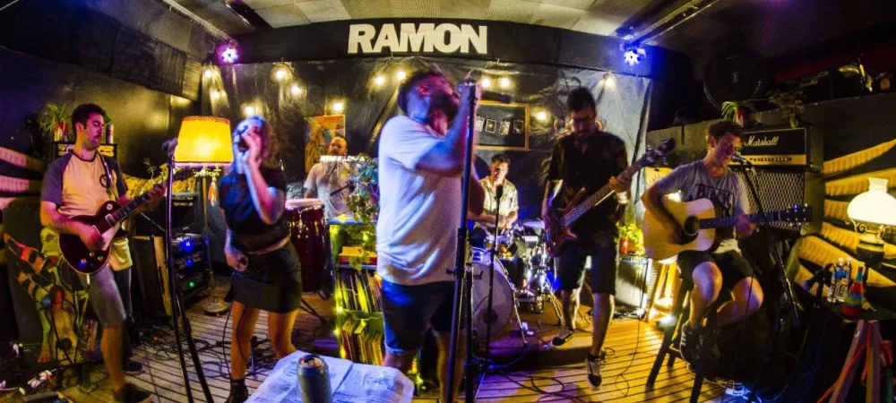 Os Rucos es una banda de amigos que tocan Funk Rock con un sonido profesional y moderno, que desde la costa y el mar acompañan la renovación del rock argentino y latino.