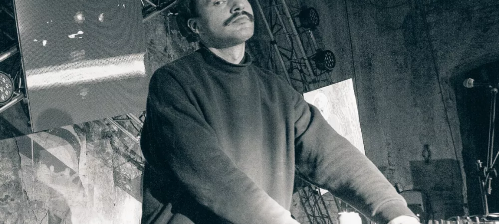 Oseano presentando un live en una importante fiesta electronica de La Plata: La Delimic en los galpones de Tolosa
