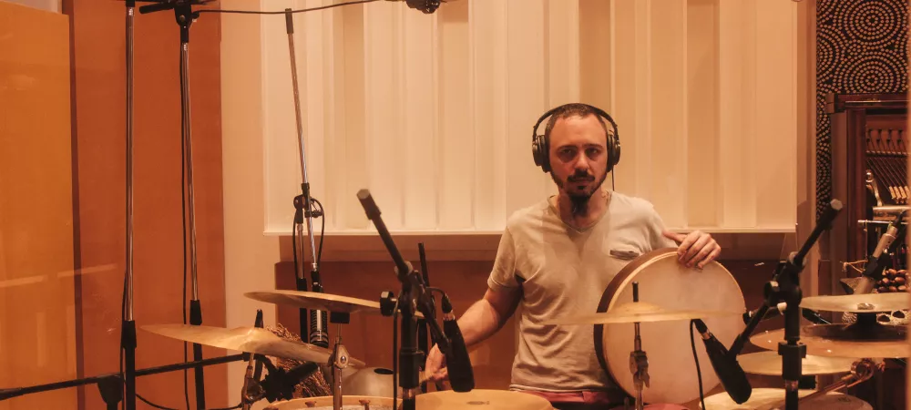 Horacio Cacoliris, percusión y accesorios