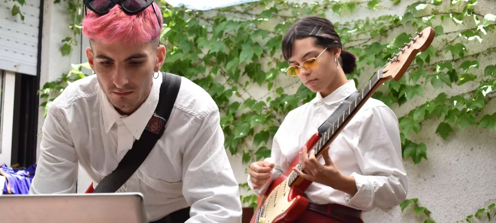 El dúo tocando ambos guitarra