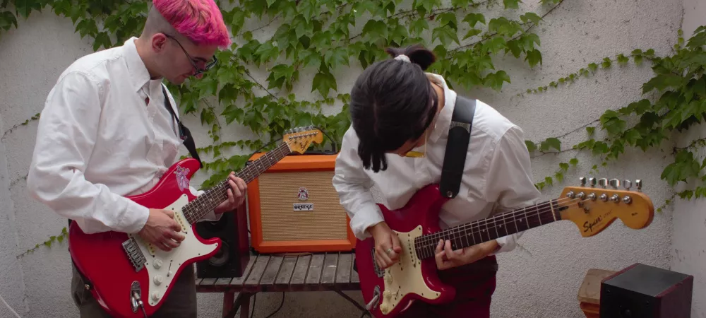 El dúo tocando ambos guitarra