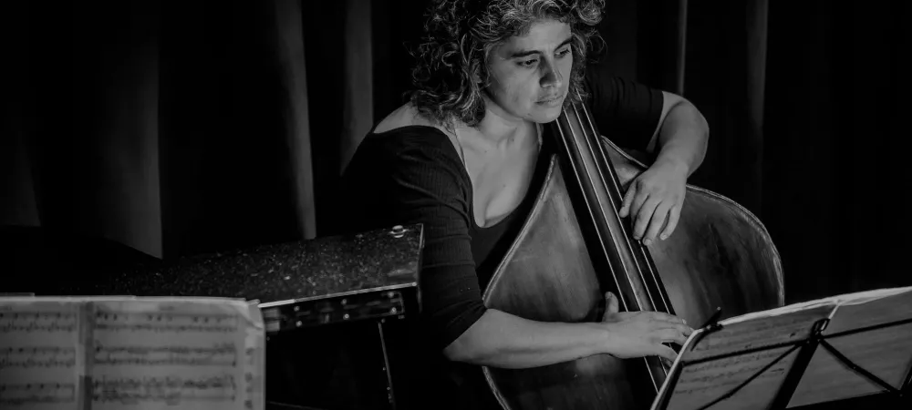 Carolina Cajal tocando contrabajo