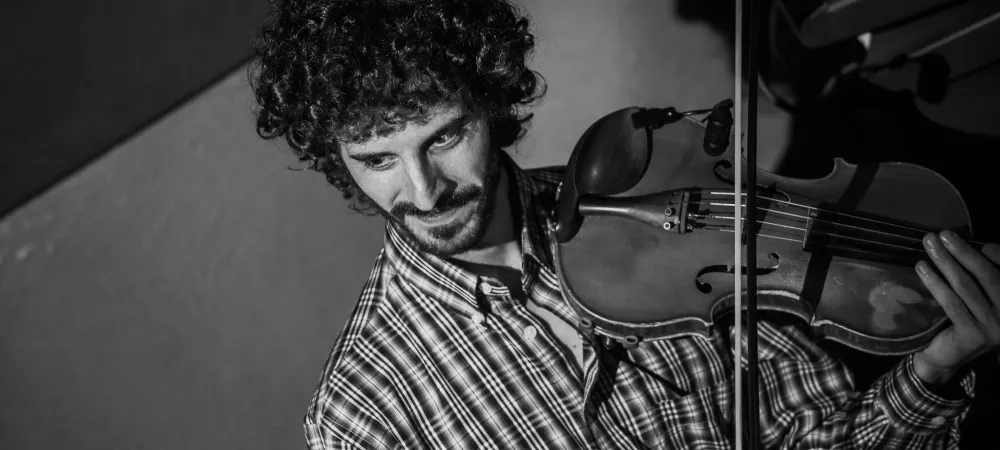 Federico Scholand tocando violín