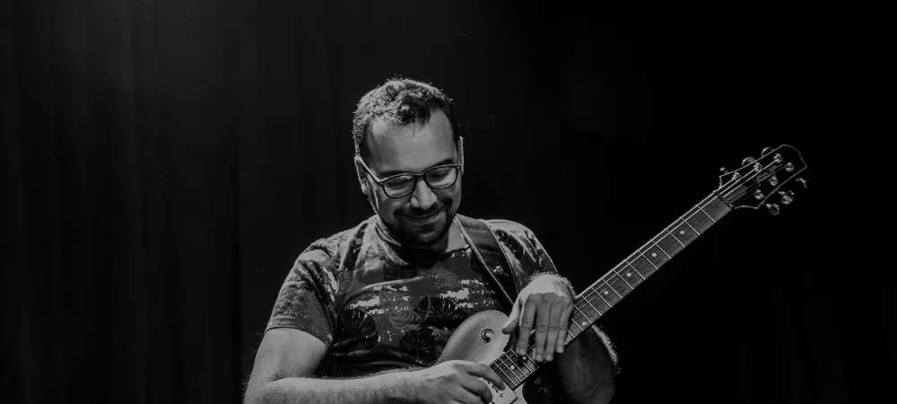 Sebastián Henríquez tocando guitarra