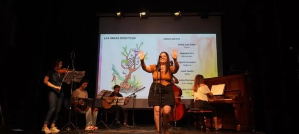 laura cantando en el teatro tornavia de la UNSAM junto al quinteto de tango