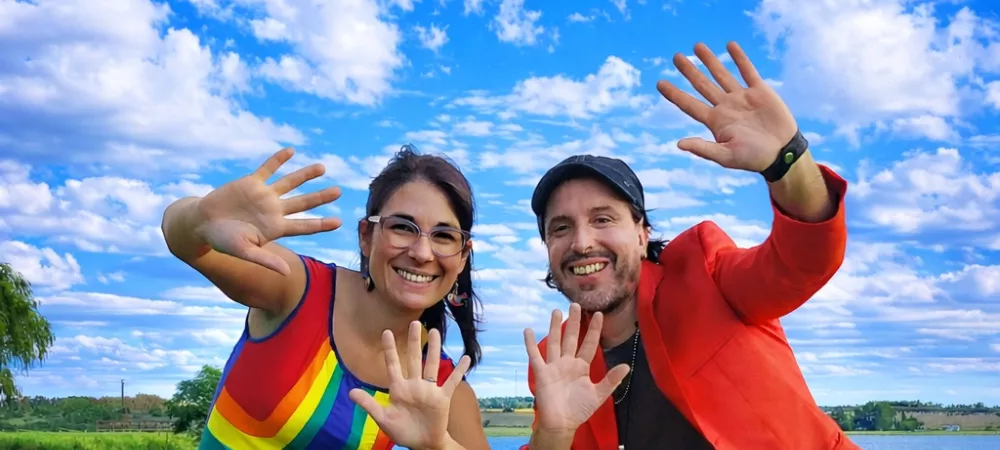 ¡Hola! Somos Poly y Favio creadores de Remolino Musica. Un proyecto   inspirado por y para las niños.