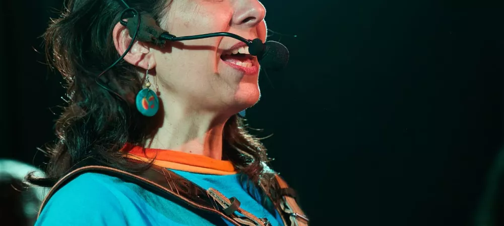 Andy Bozzo en concierto portando acordeón