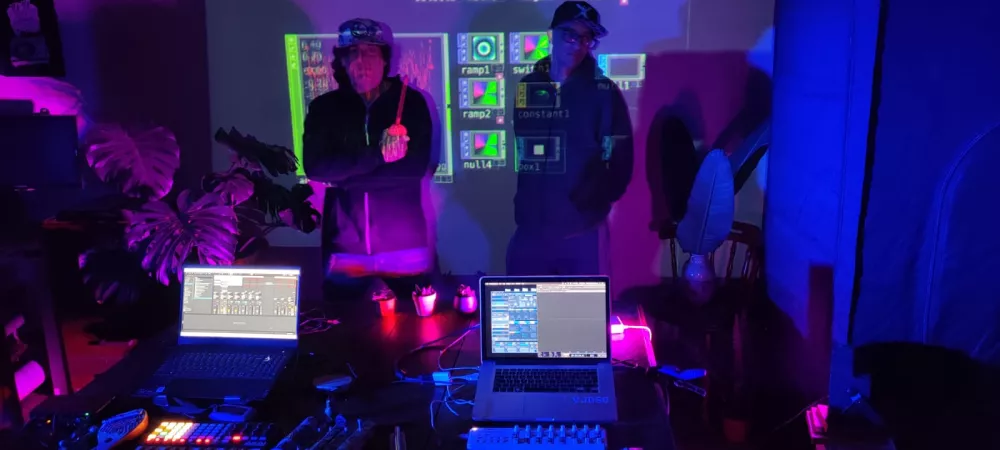 Performance audiovisual de arte generativo, donde las visuales son creadas en tiempo real a partir de datos extraídos del sonido, y construyen paisajes oníricos donde conviven lo tecnológico y lo orgánico.