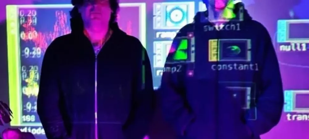 Performance audiovisual de arte generativo, donde las visuales son creadas en tiempo real a partir de datos extraídos del sonido, y construyen paisajes oníricos donde conviven lo tecnológico y lo orgánico.