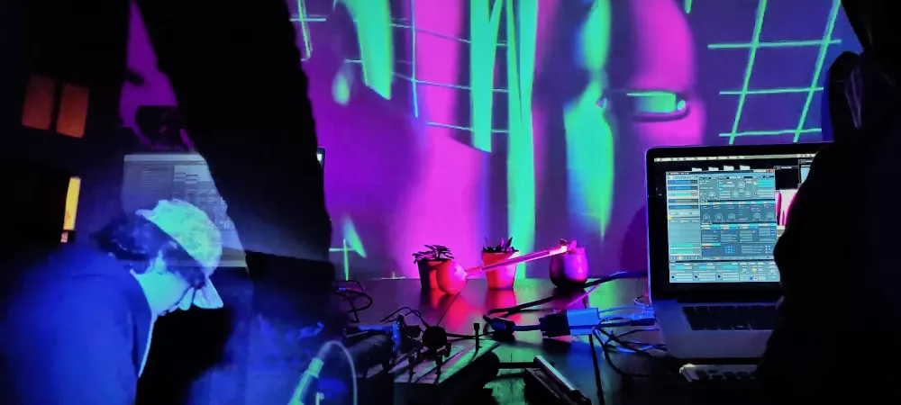 Performance audiovisual de arte generativo, donde las visuales son creadas en tiempo real a partir de datos extraídos del sonido, y construyen paisajes oníricos donde conviven lo tecnológico y lo orgánico.