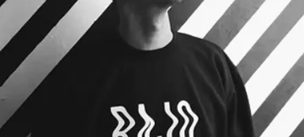  Pablo Marrone aka VJ DSG  nacio en el 81. Empezaban los 90’s, y comenzó a experimentar con tecnología en una computadora Commodore 64c. Temprano en los 2000’s viajó a Roma, donde aprendió Imprenta tradicional OFFSET y diseño editorial