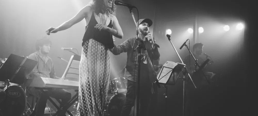 Lau y Fer cantando