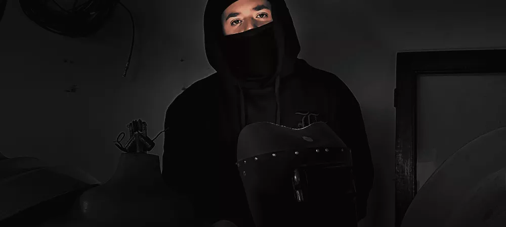 Sando mic en la portada del single "Baja Tensión"