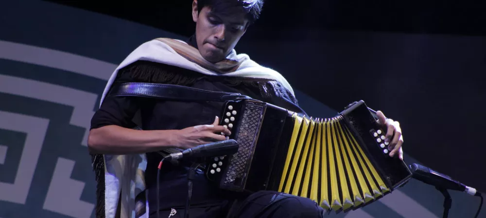 Santiago Torres con su acordeón, dos hileras, ocho bajos, en el escenario del Festival nacional del folklore, Cosquín.