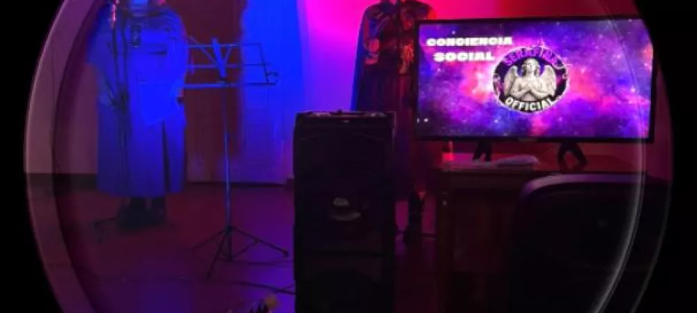 Agostina de Anta durante una presentación escénica de Serafina Official®, con iluminación violeta y recursos audiovisuales.