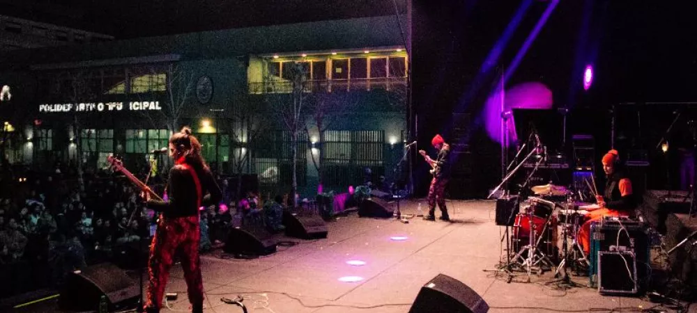 Tocando en el aniversario de Ensenada, previo al show de La Delio Valdez