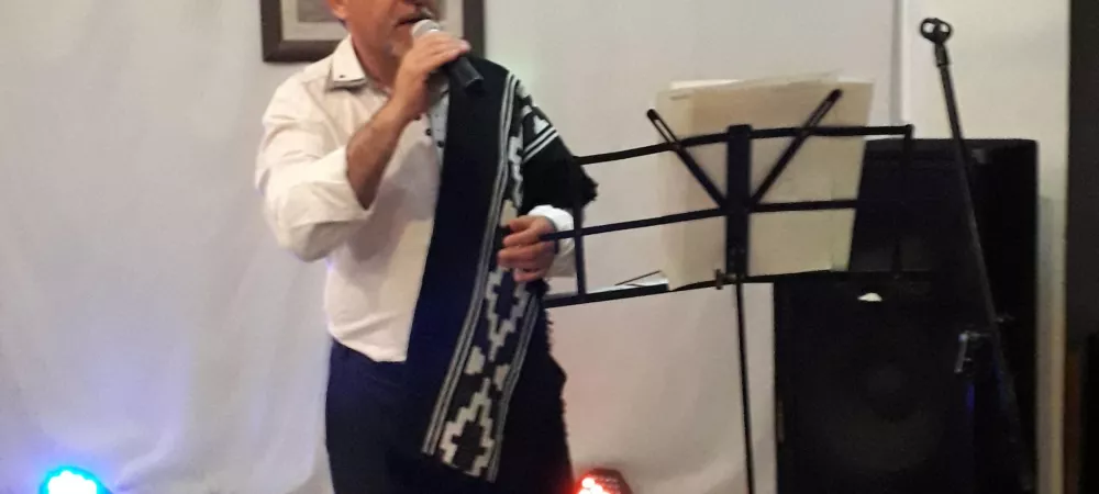 Cantando en la muestra anual de Pire