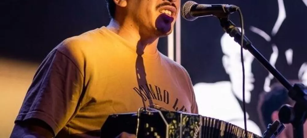 Tetu Torres interpretando bandoneón y cantando en vivo