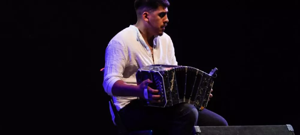 Tetu Torres tocando bandoneón en el escenario Atahualpa Yupanqui