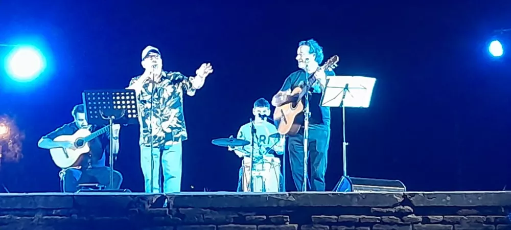 Musica en el pueblo (Open Door)