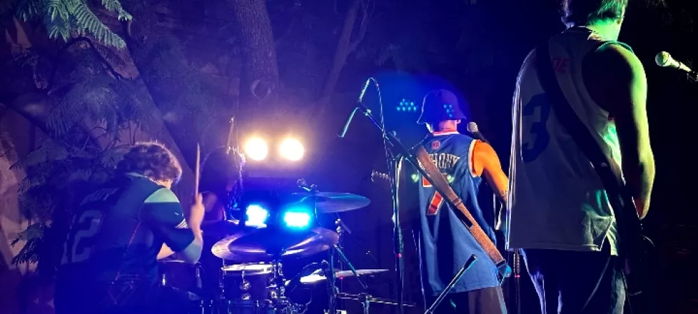 Baterista de espalda