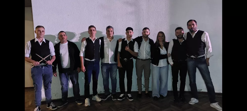 Antes de subir al escenario de un baile familiar en pigue