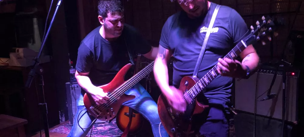 bajista y guitarrista