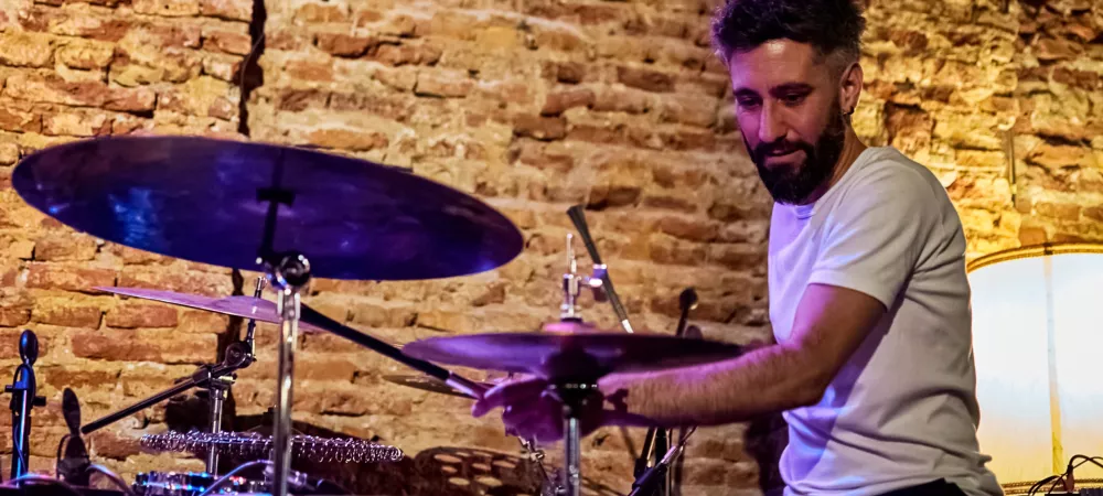 hay una consideración en la expresividad de "Trimonkys" que refexiona acerca de los distintos abordajes con los que puede tratarse una canción, que puede ser también un relato, una historia simple, o un pequeño párrafo acerca de la visión personal de cada uno, respecto del mundo exterior.