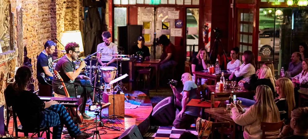 hay una consideración en la expresividad de "Trimonkys" que refexiona acerca de los distintos abordajes con los que puede tratarse una canción, que puede ser también un relato, una historia simple, o un pequeño párrafo acerca de la visión personal de cada uno, respecto del mundo exterior.