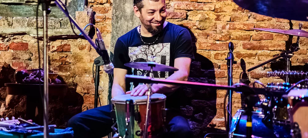 hay una consideración en la expresividad de "Trimonkys" que refexiona acerca de los distintos abordajes con los que puede tratarse una canción, que puede ser también un relato, una historia simple, o un pequeño párrafo acerca de la visión personal de cada uno, respecto del mundo exterior.