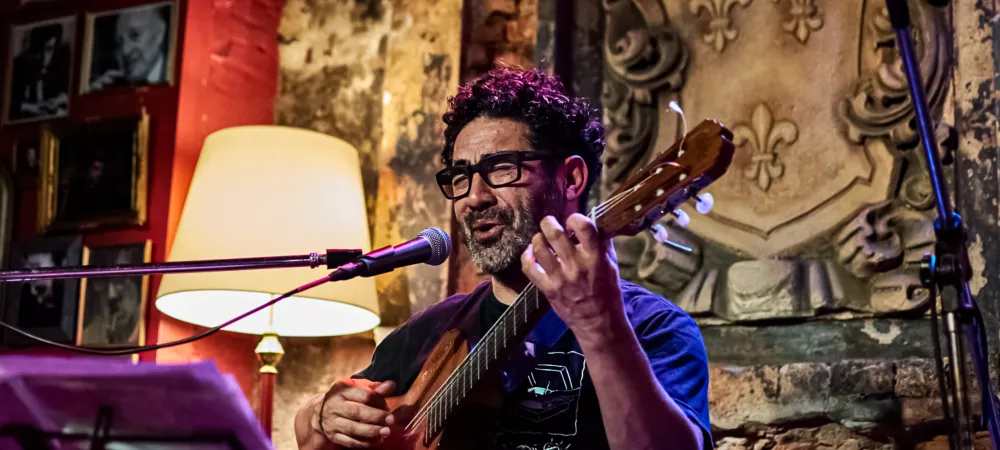 hay una consideración en la expresividad de "Trimonkys" que refexiona acerca de los distintos abordajes con los que puede tratarse una canción, que puede ser también un relato, una historia simple, o un pequeño párrafo acerca de la visión personal de cada uno, respecto del mundo exterior.