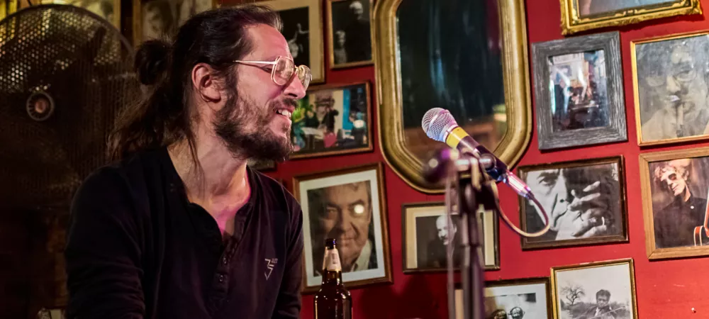 hay una consideración en la expresividad de "Trimonkys" que refexiona acerca de los distintos abordajes con los que puede tratarse una canción, que puede ser también un relato, una historia simple, o un pequeño párrafo acerca de la visión personal de cada uno, respecto del mundo exterior.