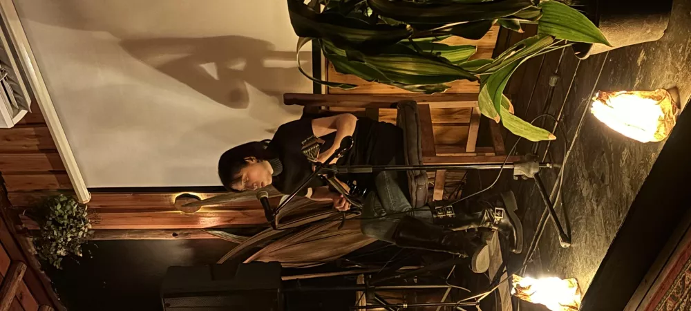 Foto de Valentina tocando en vivo 