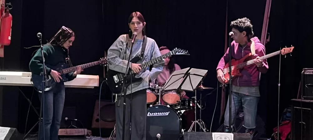 Foto de los tres tocando en vivo 