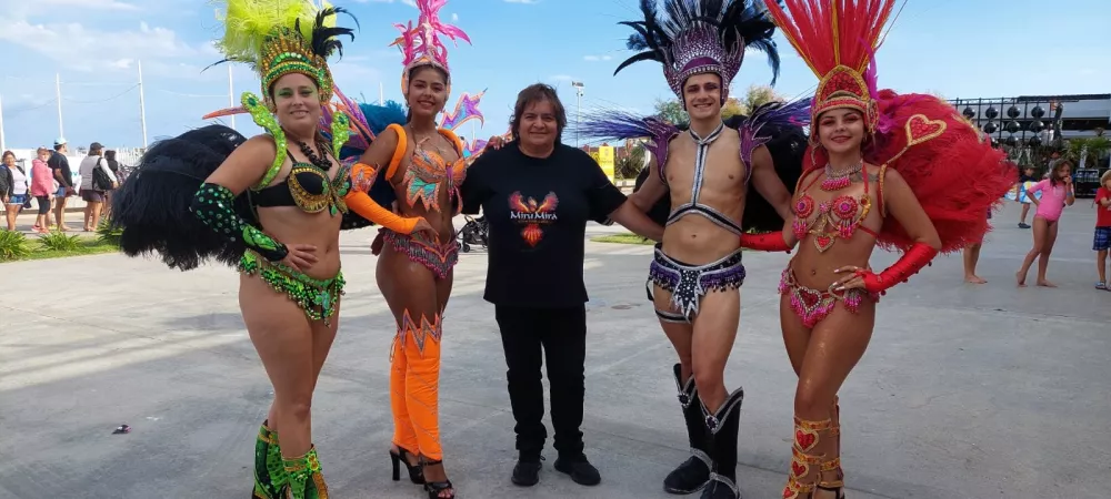 cantante y bailarines